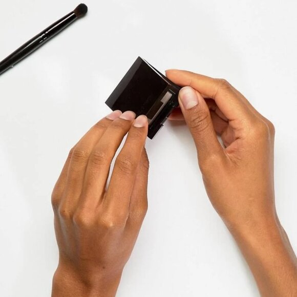 Laura Mercier Sateen Eye Colour Shadow*~STELLAR (Champagne Shimmer) 2.6g NIB - Picture 8 of 10